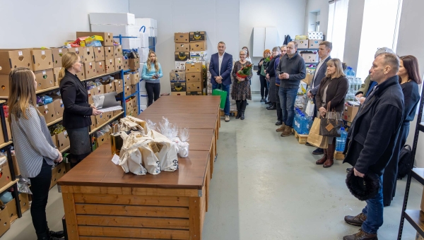 Võrumaa Toidupanga koordinaator Reelika Tiigi (vasakult) ja juhatuse esimees Ele Paju 6. veebruaril külalistele toidupanga käekäiku ning uusi ruume tutvustamas. Võru Toidupank on tegutsenud 12 aastat. Ühe jagatava toidupaki kaal on keskmiselt 16 kilogrammi. FOTOD: Aigar Nagel